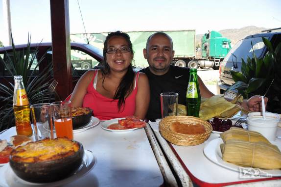 O Pablo e a Andrea nos levam para comer em restaurante típico na região de Rengo, ao sul de Santiago, no Chile. Comemos humitas e pastéis de choclo